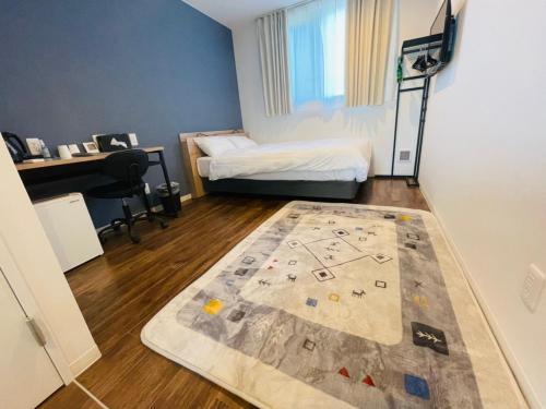 a room with a bed and a rug on the floor at Megu Fuji 2021 in Fujiyoshida