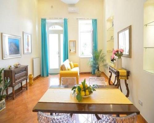 un soggiorno con tavolo e divano di Luxury Apartment Federica N 1 Centro Storico di Taormina a Taormina