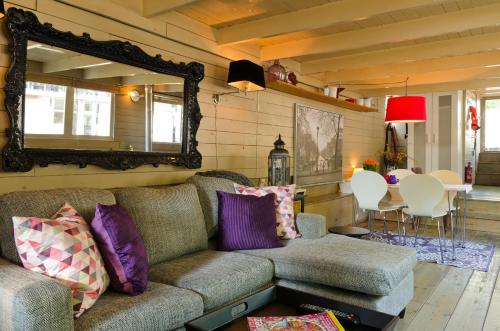 Uma área de estar em Houseboat Prince-Avalon