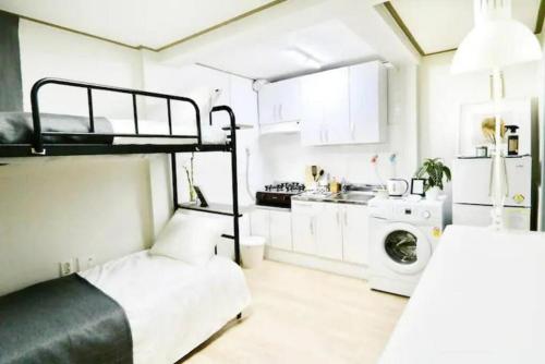 Seoul Central Namsan Studio 2Beds #102 في سول: غرفة صغيرة مع سرير بطابقين ومطبخ