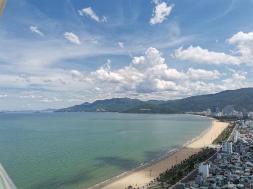 a view of a beach with buildings and the ocean at TMS Pullman Quy Nhơn Căn Hộ - Xuân Phương Apartment in Quy Nhon