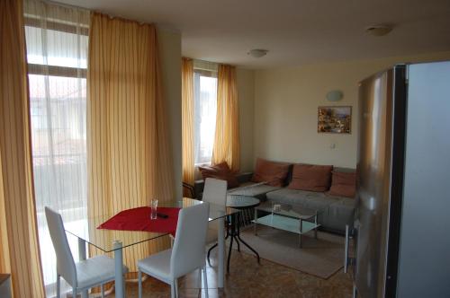 sala de estar con sofá y mesa en Renta BG Apartments in Tsarevo, en Tsarevo