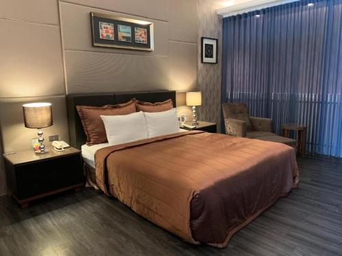 Una cama o camas en una habitación de 麗登汽車旅館