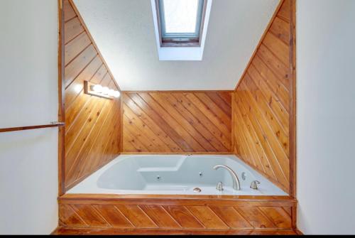 Bathroom sa Cabin at poconos,spa-room with Hot tub, grill, fire pit