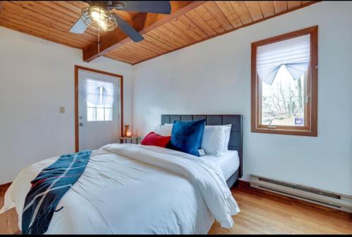 Photo de la galerie de l'établissement Cabin at poconos,spa-room with Hot tub, grill, fire pit, à Miami