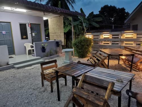 Kawasan patio atau luaran di Langkawi Village Budget Rooms
