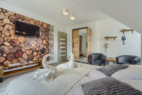 a bedroom with two swans on a bed at Apartamenty Polana Bradowiec in Tylicz