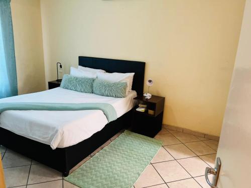 Cama ou camas em um quarto em Mbuso Guest House