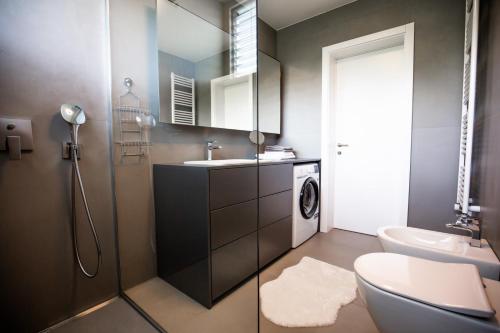 ein Badezimmer mit einem Waschbecken und einer Waschmaschine in der Unterkunft Villa Kraljica in Portorož