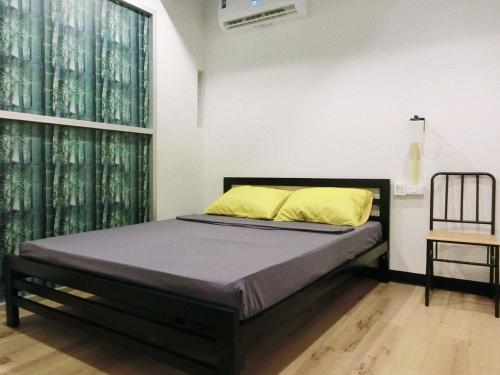 Tempat tidur dalam kamar di Best Bed Suvarnabhumi Hostel