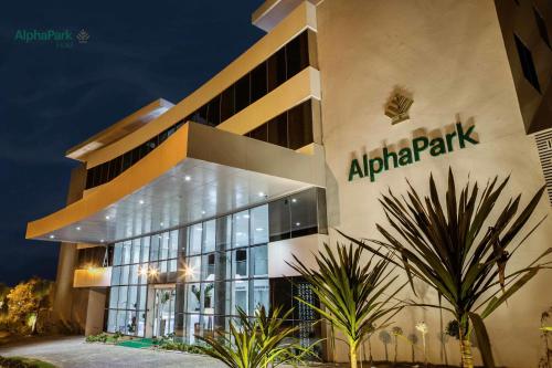 ein Gebäude mit einem Aloha Park Schild darauf in der Unterkunft AlphaPark Hotel in Goiânia