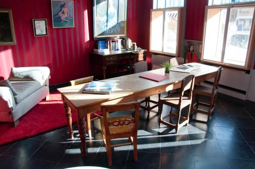 een woonkamer met een houten tafel en stoelen bij Schopenhauer in Gent