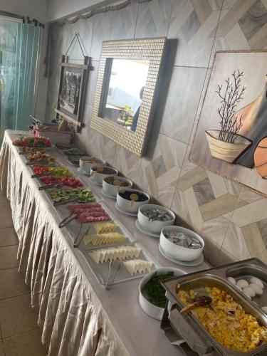 una línea de buffet con muchos tipos diferentes de comida en Canna Garden Hotel - Adult Only, en Gümbet
