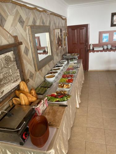 una línea de buffet con muchos platos de comida en Canna Garden Hotel - Adult Only, en Gümbet