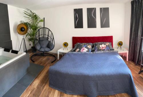 Postel nebo postele na pokoji v ubytování FiftyShades Apartmán s vířivkou