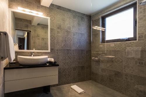 een badkamer met een wastafel en een spiegel bij Mirabilis Residence II in Zadar