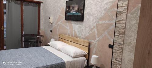 - une chambre avec un lit et une photo sur le mur dans l'établissement Top Apartment Roma 1, à Rome