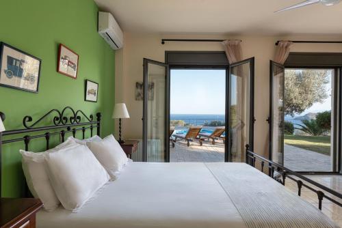 Posteľ alebo postele v izbe v ubytovaní Aphaia Villa & Residences Aegina