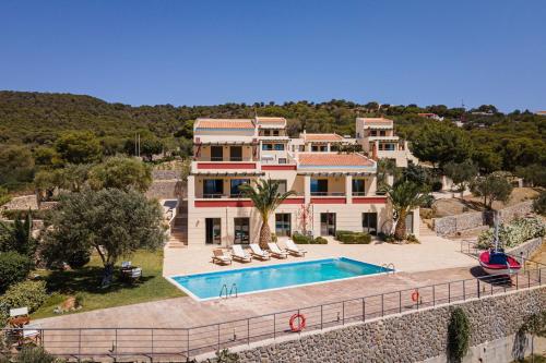 Výhľad na bazén v ubytovaní Aphaia Villa & Residences Aegina alebo v jeho blízkosti