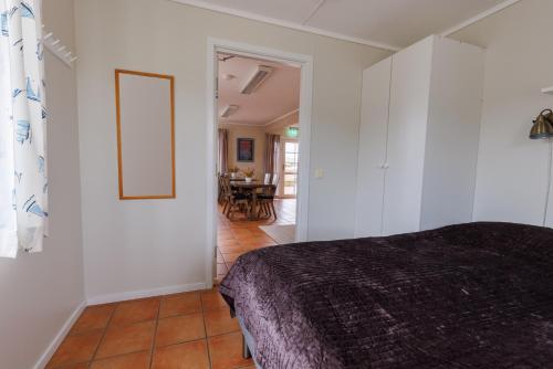 a bedroom with a bed and a room with a table at Resö Hamnmagasin vandrarhem in Resö