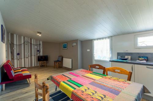 une chambre avec un lit, une table et des chaises dans l'établissement Le gite de Kergrist, à Le Faouët