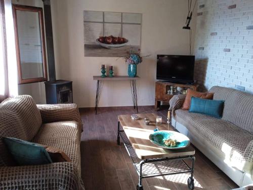 uma sala de estar com dois sofás e uma mesa de centro em Maro's Guesthouse em Agios Lavrentios