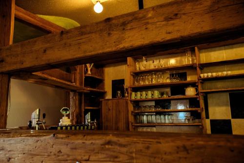 - un bar dans une pièce dotée de murs et de plafonds en bois dans l'établissement Gamsberg Hütte, à Pack