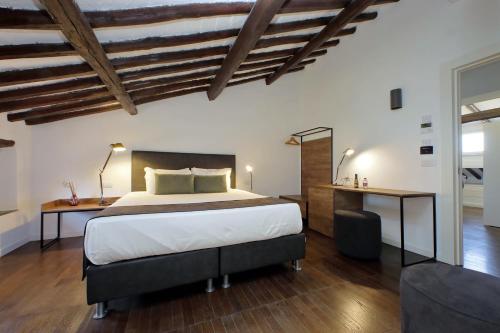 een slaapkamer met een groot bed en twee bureaus bij Youroom Corsini in Rome