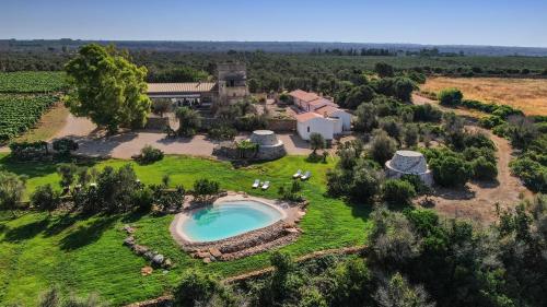eine Luftansicht eines Anwesens mit Pool in der Unterkunft Masseria Fano Relais & Wine in Salve