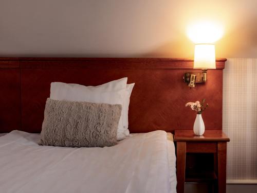 Un ou plusieurs lits dans un hébergement de l'établissement Best Western Strand Hotel