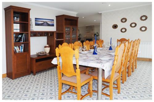 comedor con mesa y sillas en VILLA PRAGUEIRA Sanxenxo, en Pontevedra