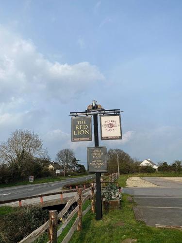 una señal para un hotel al lado de una carretera en Red Lion, en Winfrith Newburgh