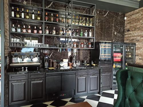 un bar con barra y estanterías con alcohol en Old Bridge, en Dnipro