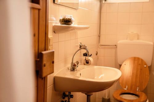 A bathroom at Chalet Hebalm