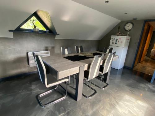 - une cuisine avec une table à manger et des chaises dans l'établissement Bienvenue à Soledad notre havre de paix, à Étaples