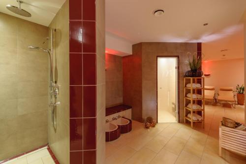 Bathroom sa Mercure Hotel Koblenz