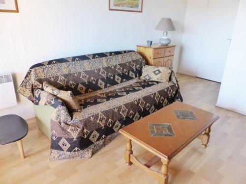 a living room with a couch and a coffee table at Appartement Avec Piscine En Copropriete Pour 6 Personnes- Residence Notre-Dame Du Port in Capbreton