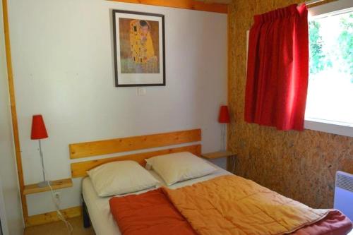 Ένα ή περισσότερα κρεβάτια σε δωμάτιο στο Chalet confortable aux Tourettes avec piscine partagée