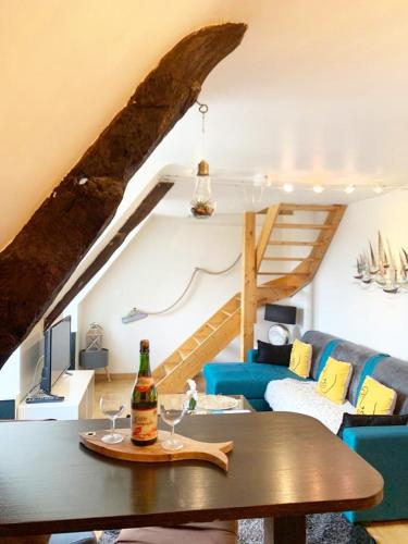 un salon avec une table avec une bouteille de vin dans l'établissement Appartement Saint Malo vue sur mer et sur intra muros, Ferry, plage et commerces à 50 m, à Saint-Malo