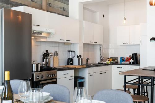 Dapur atau dapur kecil di City apartment 3 BEDROOM, KITCHEN, WIFI, WORKSPACE, COFFEE, Central