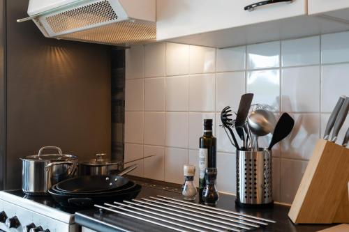 Dapur atau dapur kecil di City apartment 3 BEDROOM, KITCHEN, WIFI, WORKSPACE, COFFEE, Central