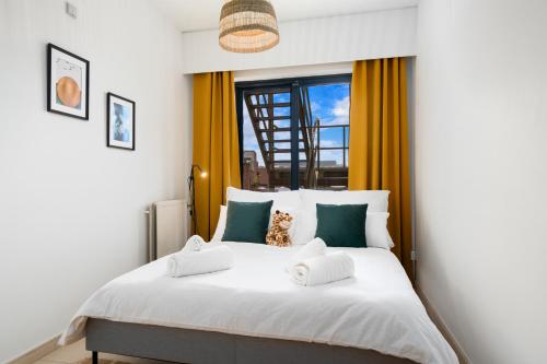 Katil atau katil-katil dalam bilik di City apartment 3 BEDROOM, KITCHEN, WIFI, WORKSPACE, COFFEE, Central