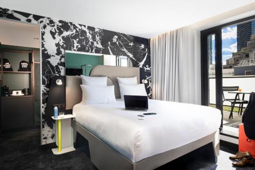 A bed or beds in a room at Tribe Paris La Defense Esplanade