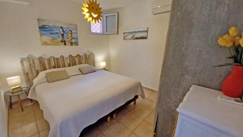 Een bed of bedden in een kamer bij Soleil Topaze - 68 m2 - Terrasse - Jardinet - Transats - Vue mer panoramique sur toute la baie