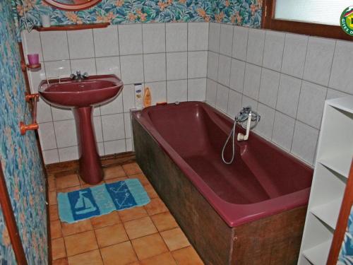 bagno con vasca rossa e lavandino di Maison de campagne avec cheminée, jardin clos et équipements modernes – à Herly - FR-1-376-10 a Herly