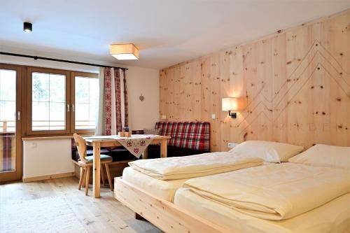 Habitación de hotel con 2 camas y mesa en Apartment Marienberg, en Biberwier