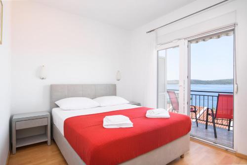 Apartments Mastelic with pool next to the beach