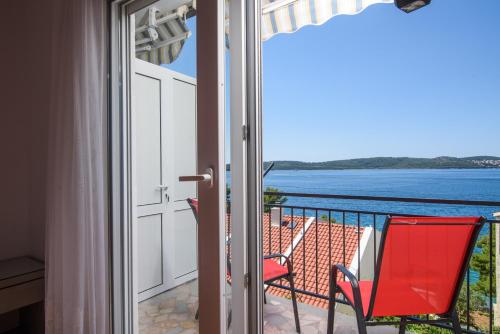 Apartments Mastelic with pool next to the beach