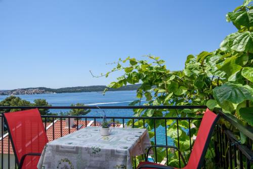 Apartments Mastelic with pool next to the beach
