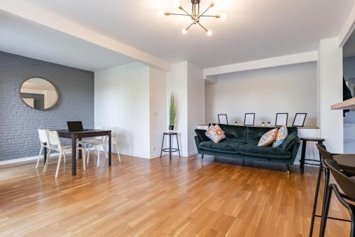 een woonkamer met een bank en een tafel bij Design 3 bedrooms appartment, near Champs Elysees in Nanterre